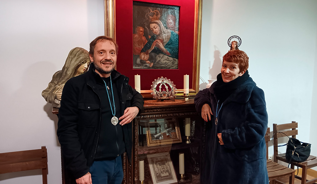 Zarzo y Lemos ante una representación de la Virgen de la Novena, obra de un discípulo de Carducho, en la sede de la congregación