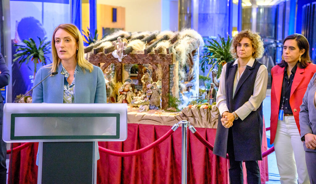 Benjumea (derecha) durante la inauguración del belén en el Parlamento Europeo