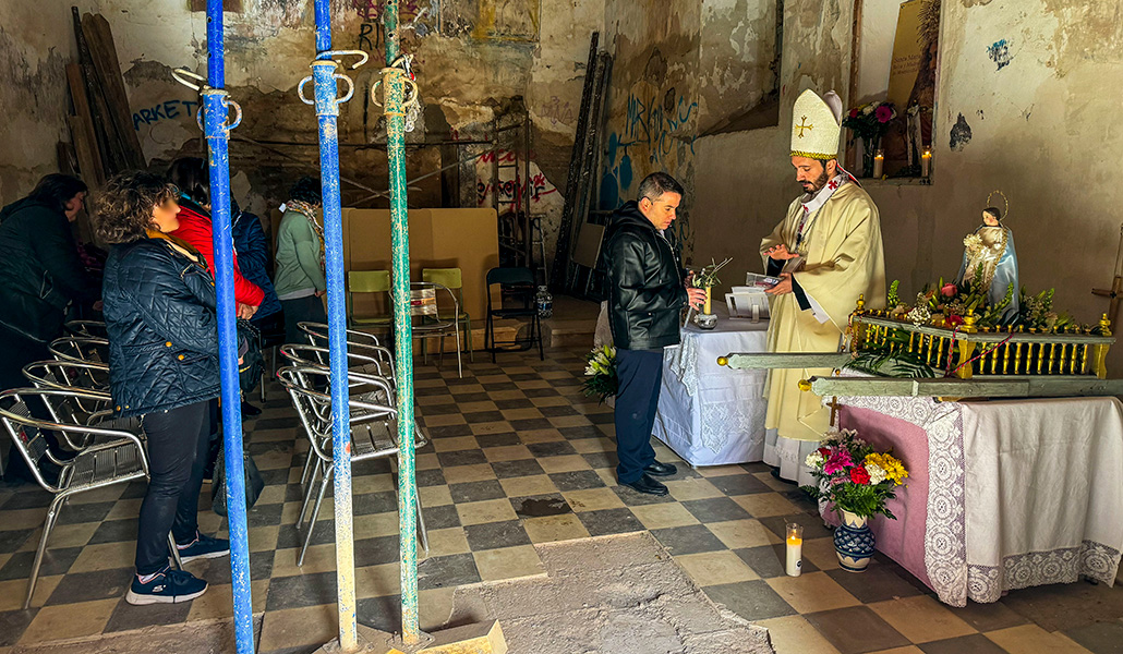 El falso obispo durante la celebración de un acto en la iglesia desacralizada de Tablate