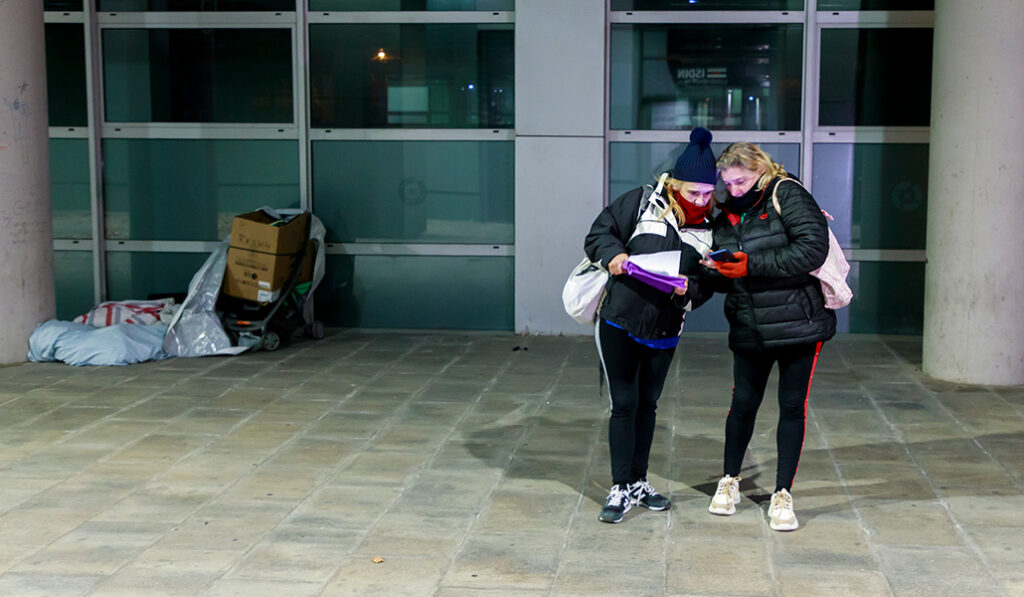 Voluntarios de Arrels Fundació durante el recuento del 13 de diciembre