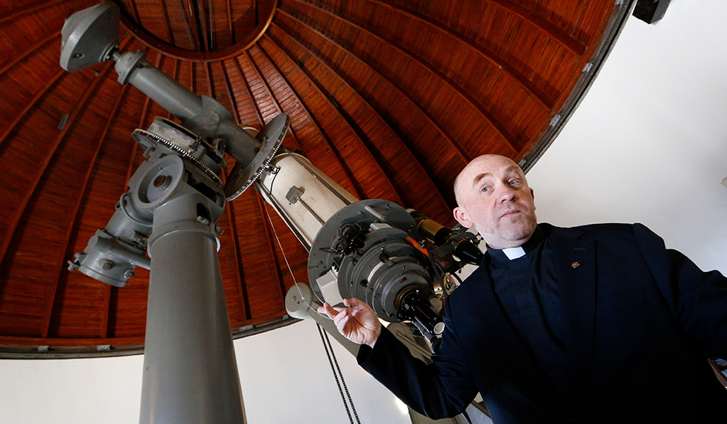 Gionti muestra un telescopio Zeiss de 1935 durante una de las visitas guiadas al observatorio