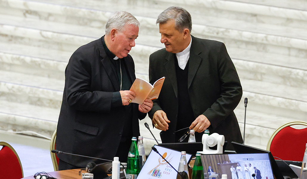 El cardenal Jean-Claude Hollerich, relator general del Sínodo y el cardenal Mario Grech, secretario general del Sínodo, durante el Sínodo de los Obispos, el pasado mes de octubre
