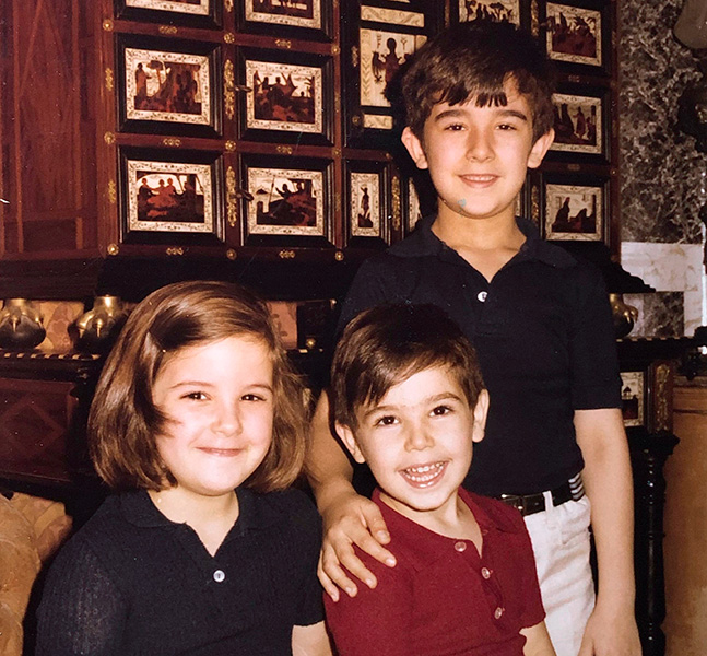 Alejandro, de rojo, junto a José María y su hermana María Ángeles