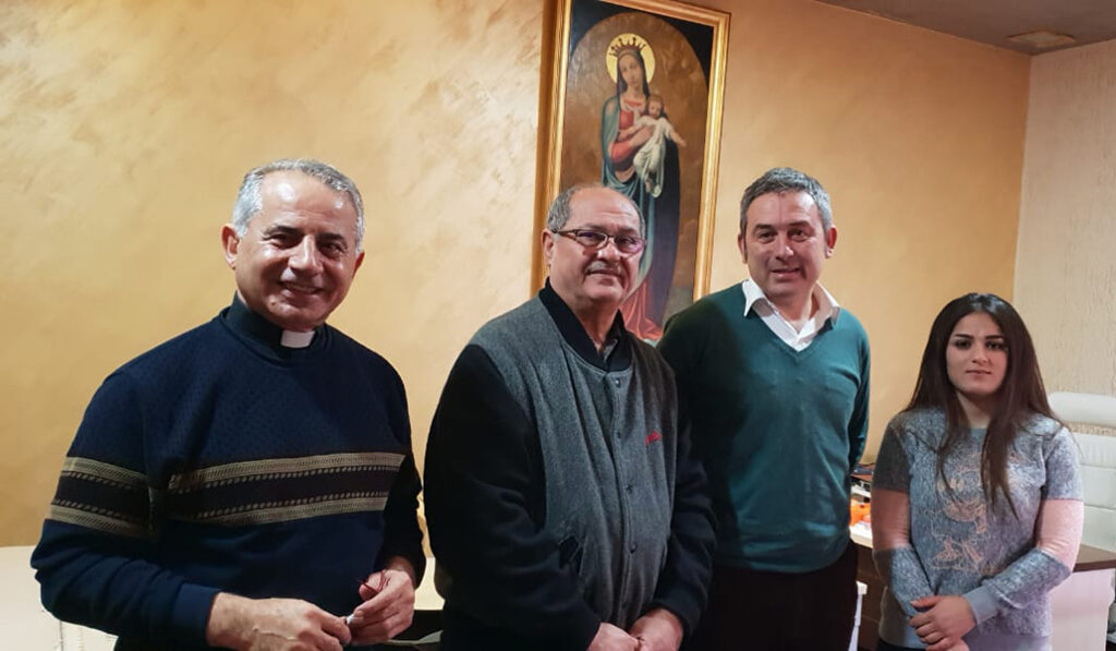 Del Río (tercero) en 2018 con el arzobispo de Mosul (izquierda), que rescató obras cristianas del Estado Islámico