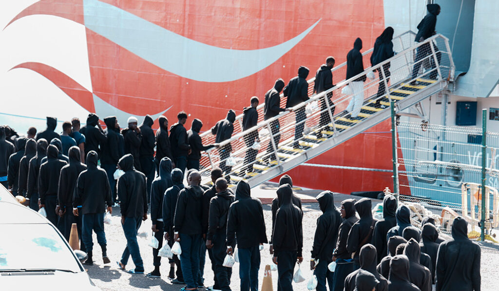 Inmigrantes suben a un ferri en El Hierro para ser reubicados