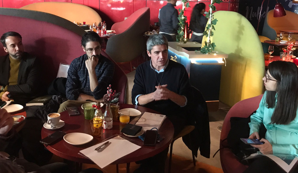 Luis Zamorano (en el centro con las manos entrelazados) durante el encuentro informativo