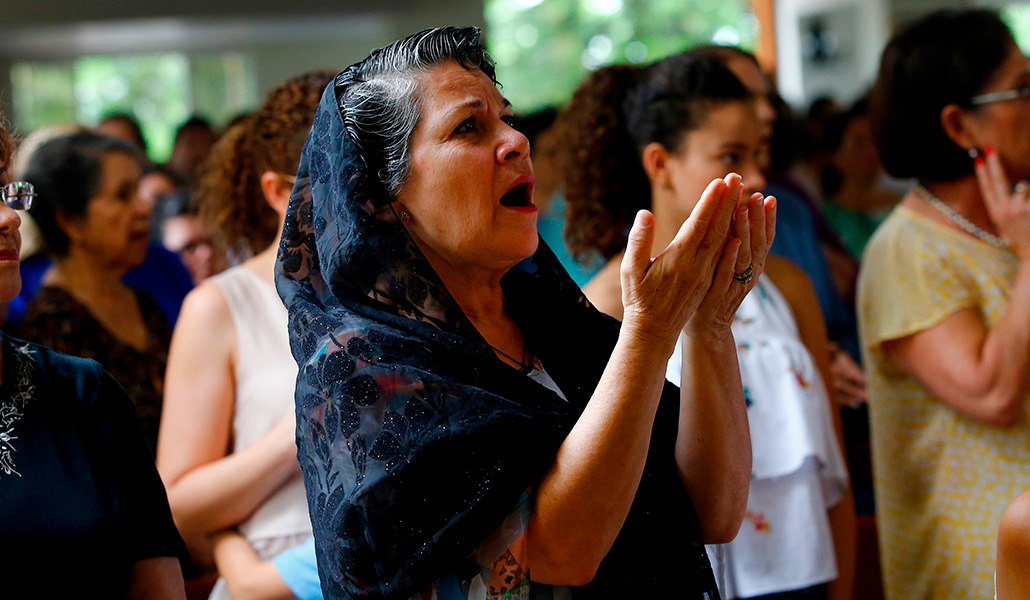 Una mujer reza durante la misa en la iglesia católica de la Divina Misericordia en Managua, (Nicaragua)