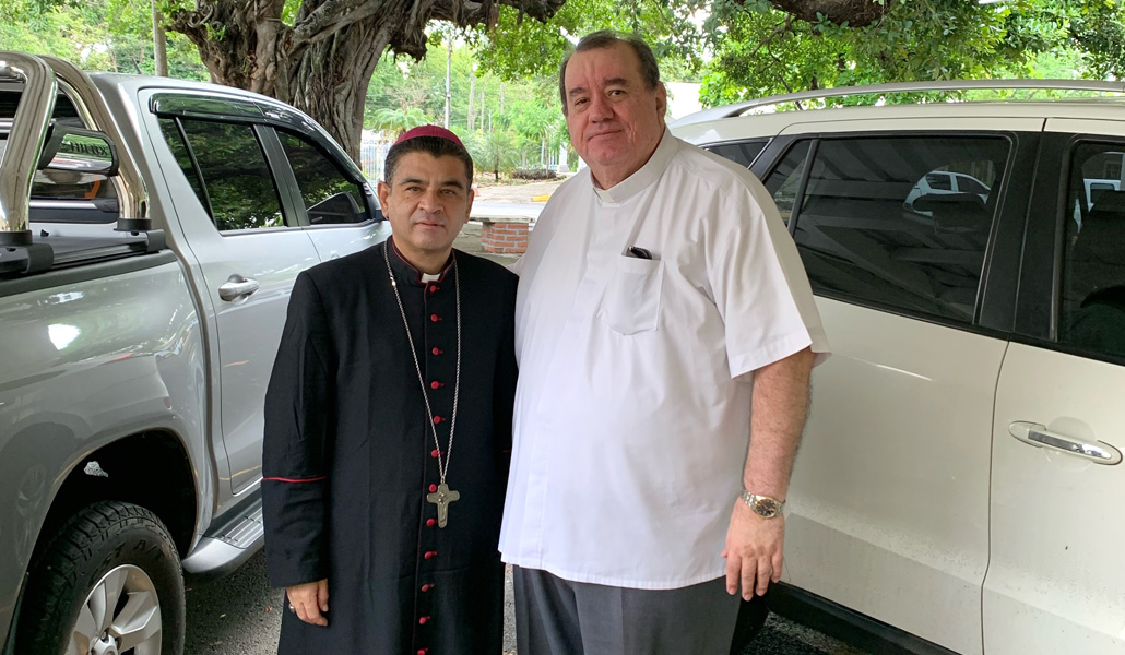 Carlos Avilés (a la derecha) junto al obispo Rolando Álvarez