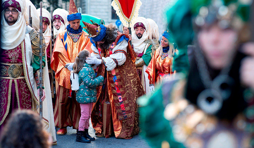 Gaspar saluda a una niña en una visita anterior a España