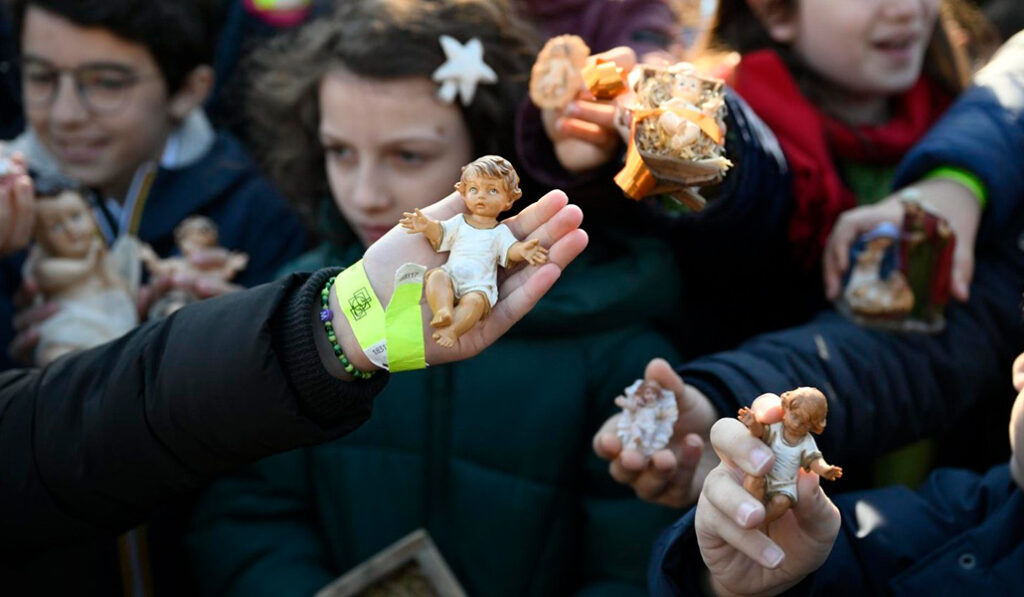Los niños se acercan a la plaza de San Pedro con las figuras de los pesebres de casa