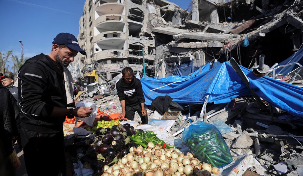 Un vendedor palestino en el campo de refugiados de Nuseirat, en el centro de la Franja de Gaza, el 30 de noviembre de 2023