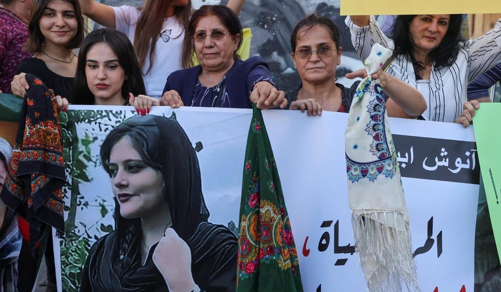 Mujeres protestan en Beirut tras el asesinato de la joven