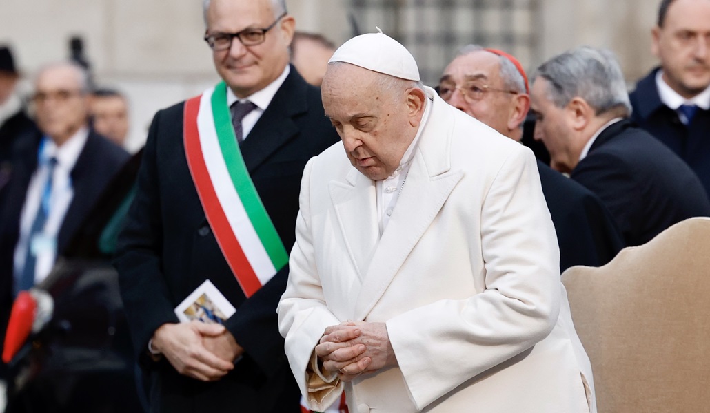 El Papa Francisco rezando frente a la estatua de la Inmaculada Concepción en la romana plaza de España el 8 de diciembre de 2023