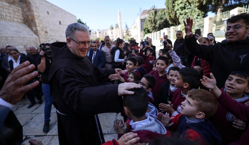 El Custodio de Tierra Santa saluda a los niños en Belén