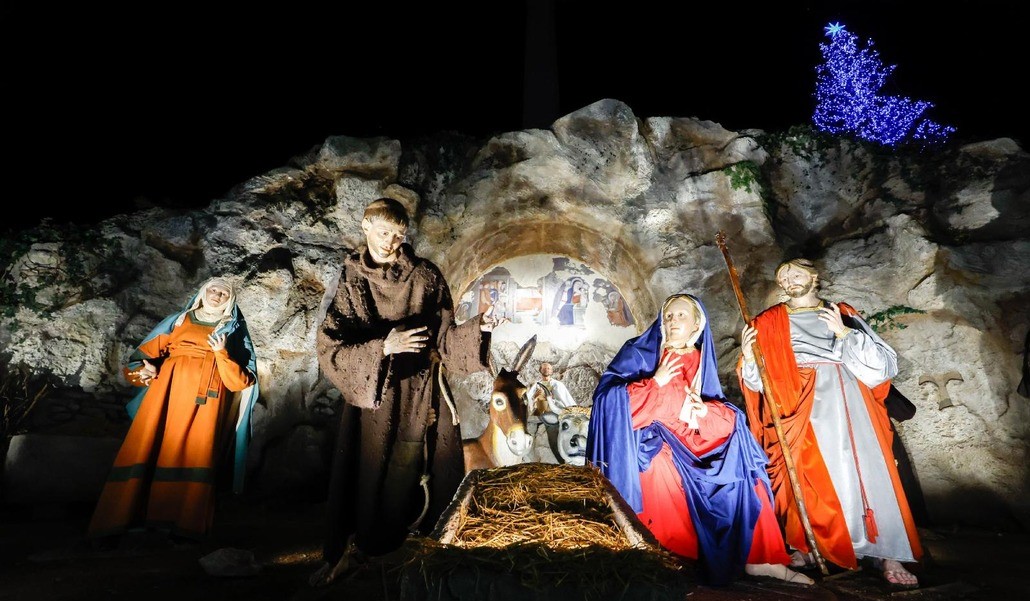 El pesebre recrea el primer belén de la historia que san Francisco de Asís hizo en Greccio en 1223