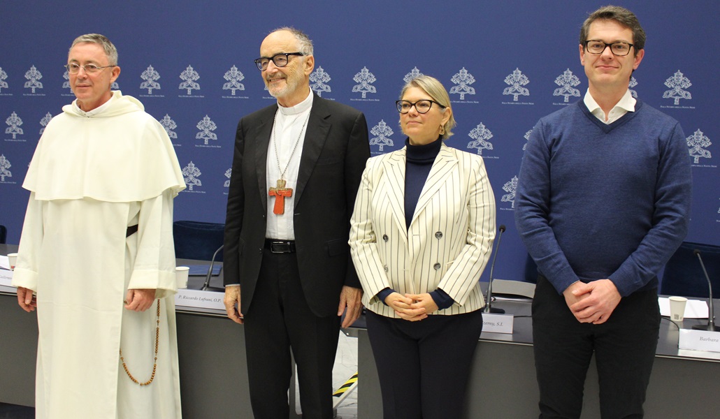 De izquierda a derecha, el dominico Riccardo Lufrani, el cardenal Michael Czerny y los profesores Barbara Caputo y Mathieu Guillermin en la Oficina de Prensa de la Santa Sede