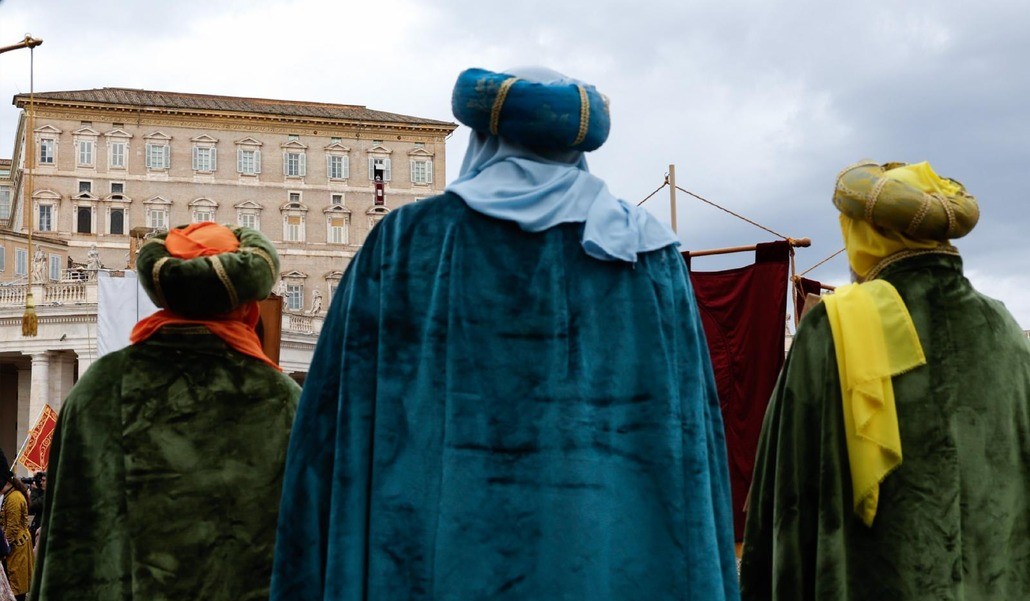 Los Reyes Magos también han asistido al rezo del ángelus en la plaza de San Pedro
