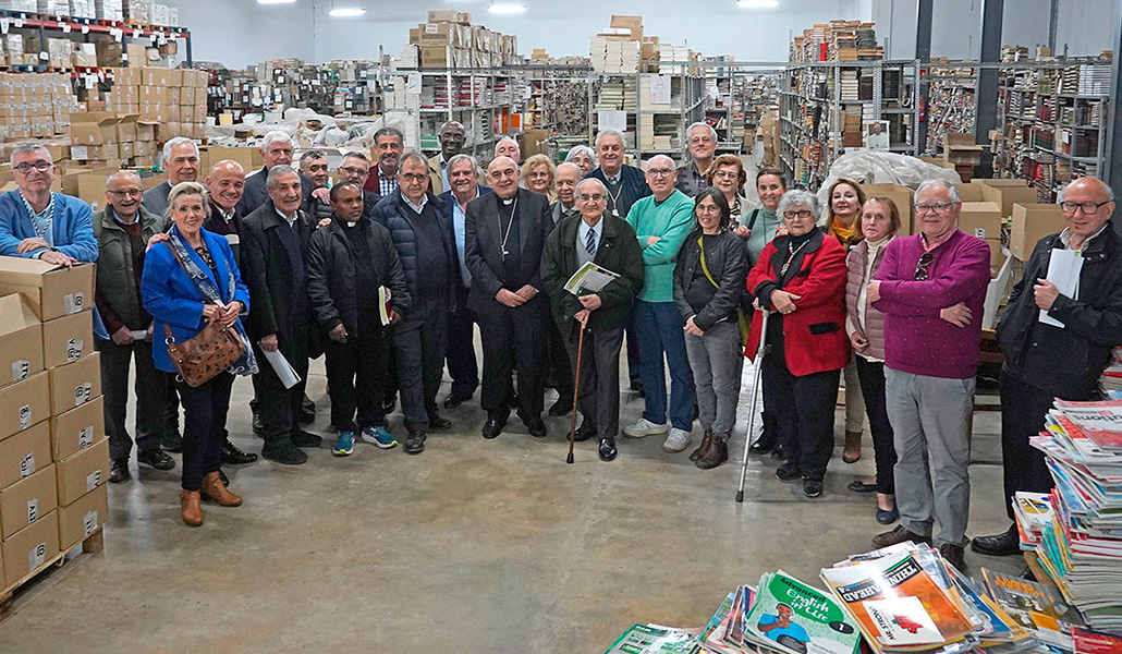 Enrique Benavent en la nave de la Biblioteca Misionera junto a un grupo de voluntarios