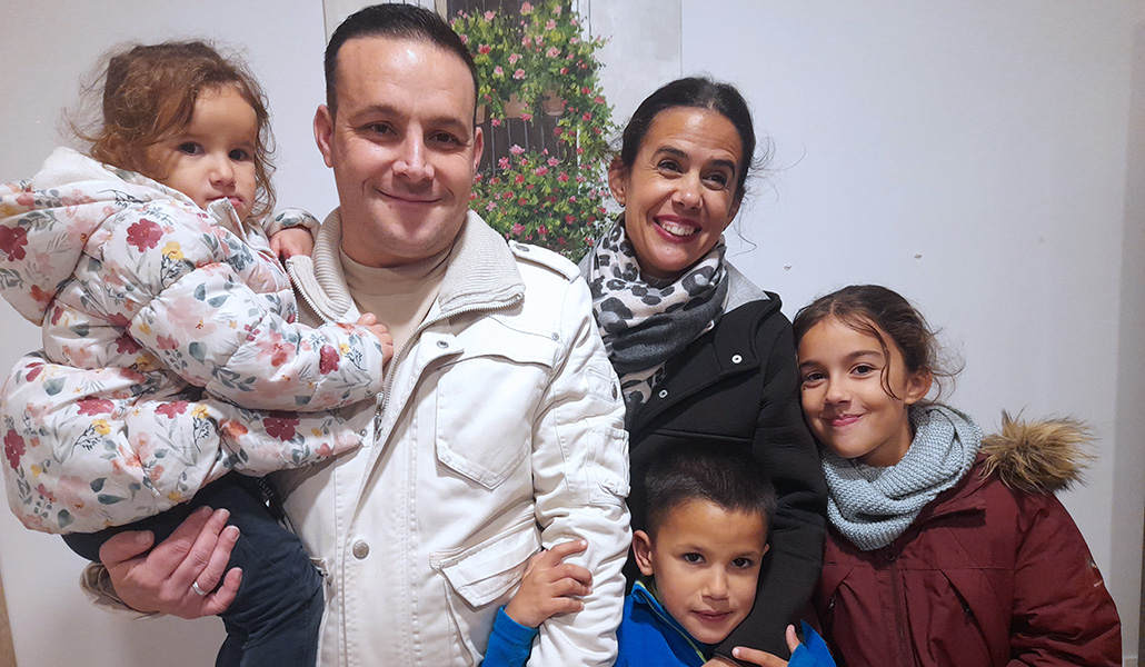 El matrimonio con sus hijos en la parroquia ubriqueña de Nuestra Señora de la O