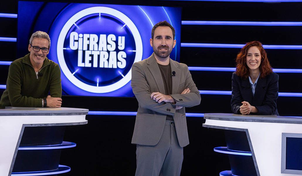 Aitor Albizu (en el centro) junto a los profesores David Calle y Elena Herraiz