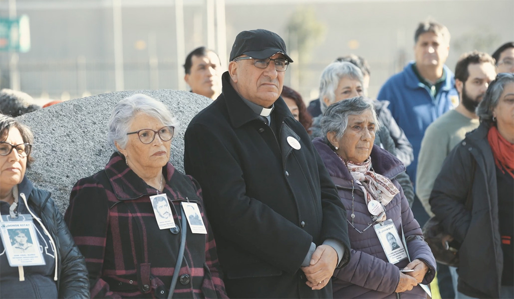 Elizabeth y Chomali durante una concentración en recuerdo de los desaparecidos