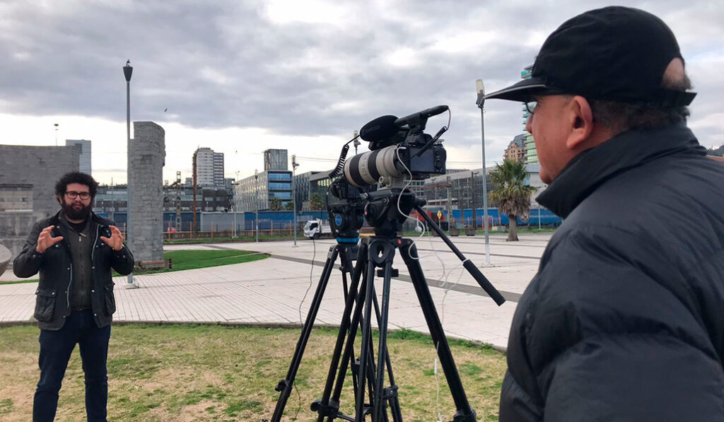El obispo durante el rodaje del documental