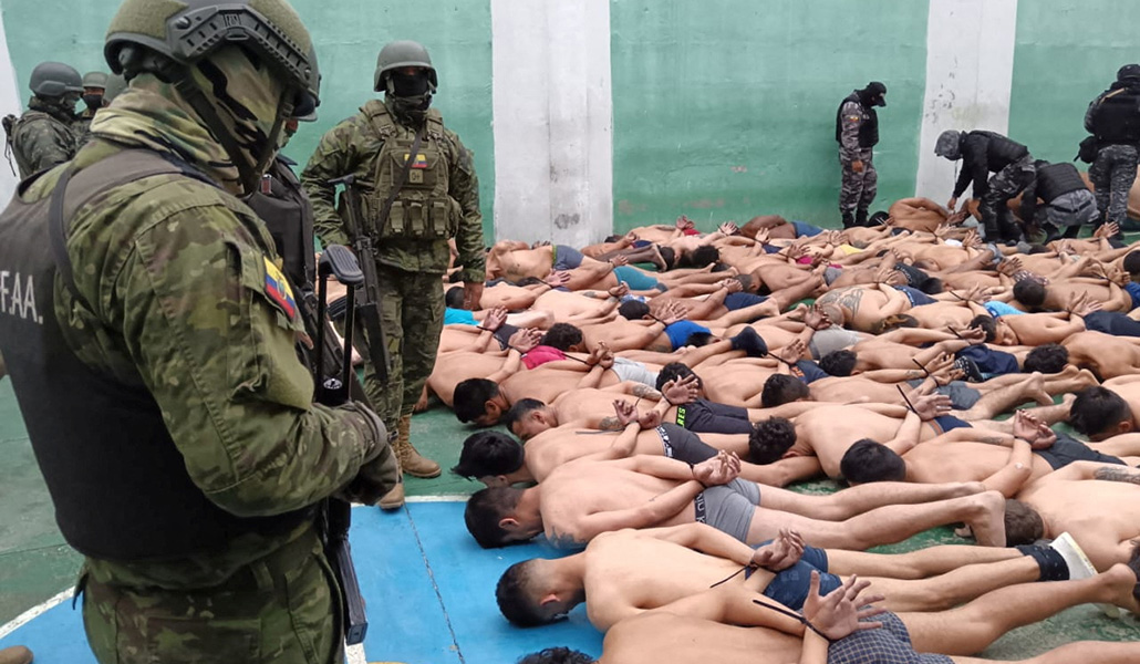 Presos atados con bridas por la Policía en una cárcel de Cuenca (Ecuador) el pasado 14 de enero