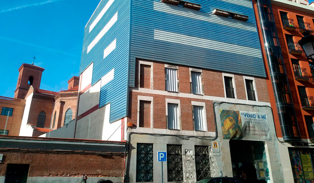 Fachada del edificio parroquial, con medidas de seguridad, en imagen de archivo