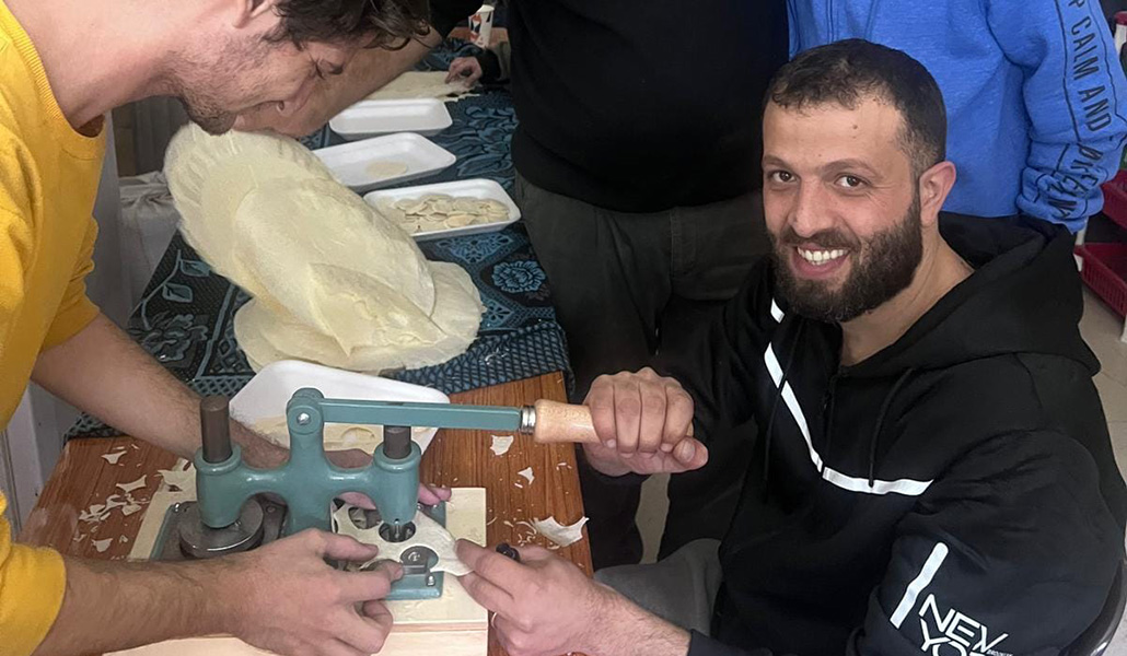 Feligreses de la parroquia de la Sagrada Familia de Gaza durante la elaboración de las formas