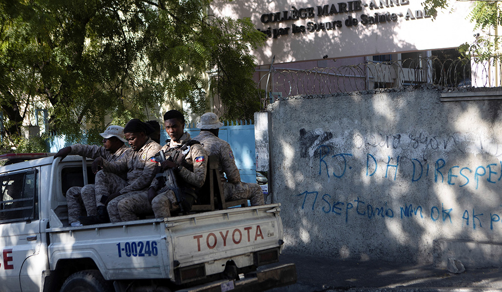 Agentes de la Policía hacen guardia frente al colegio de las Hermanas de Santa Ana, en Puerto Príncipe