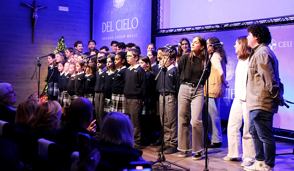 Hakuna interpretando el villancico de CEU y Cáritas