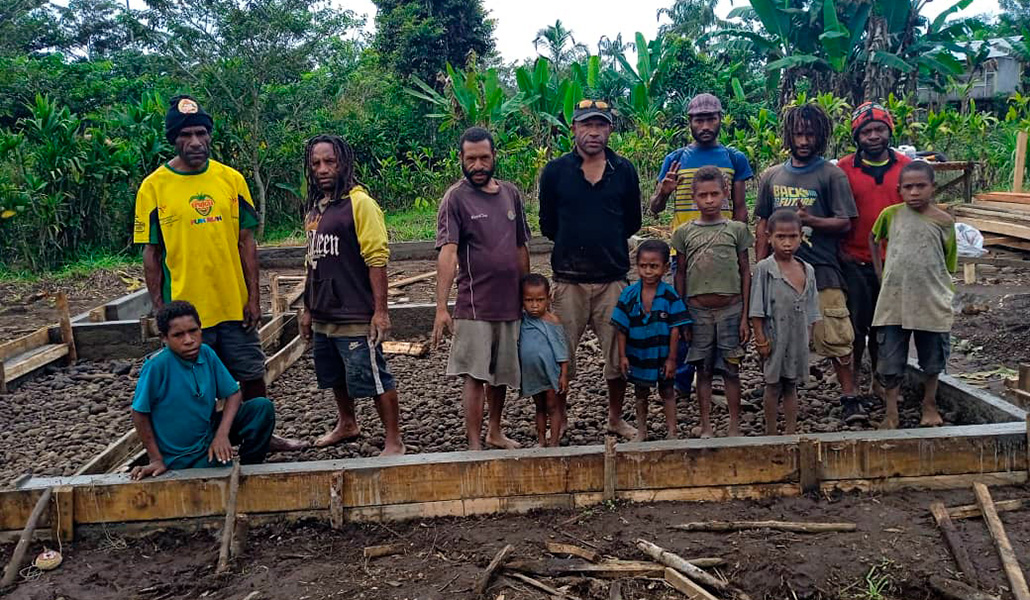 Vecinos de Hobe y sus hijos durante la construcción