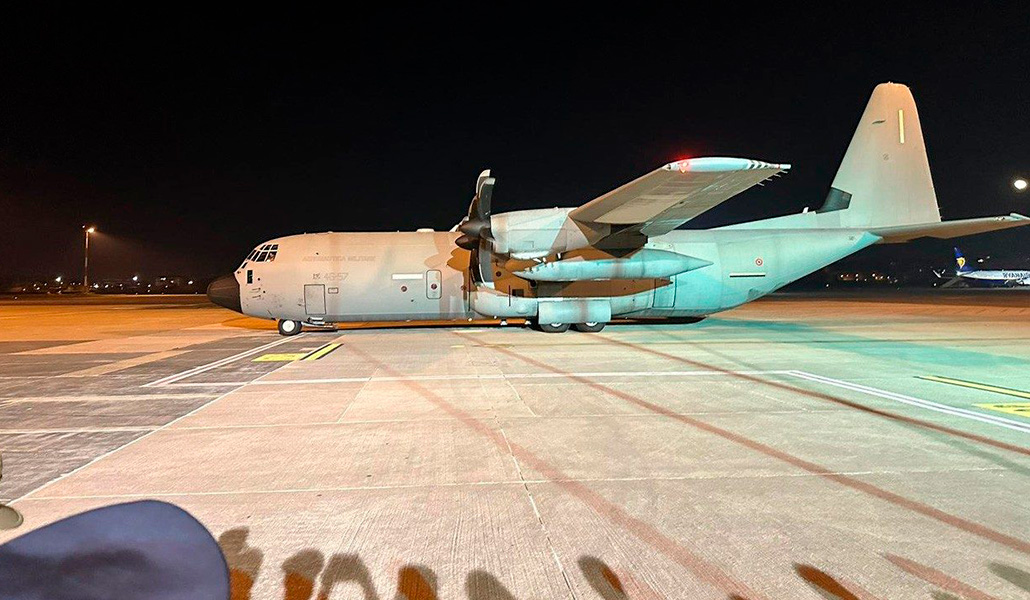 El avión con los once niños palestinos a su llegada a Roma