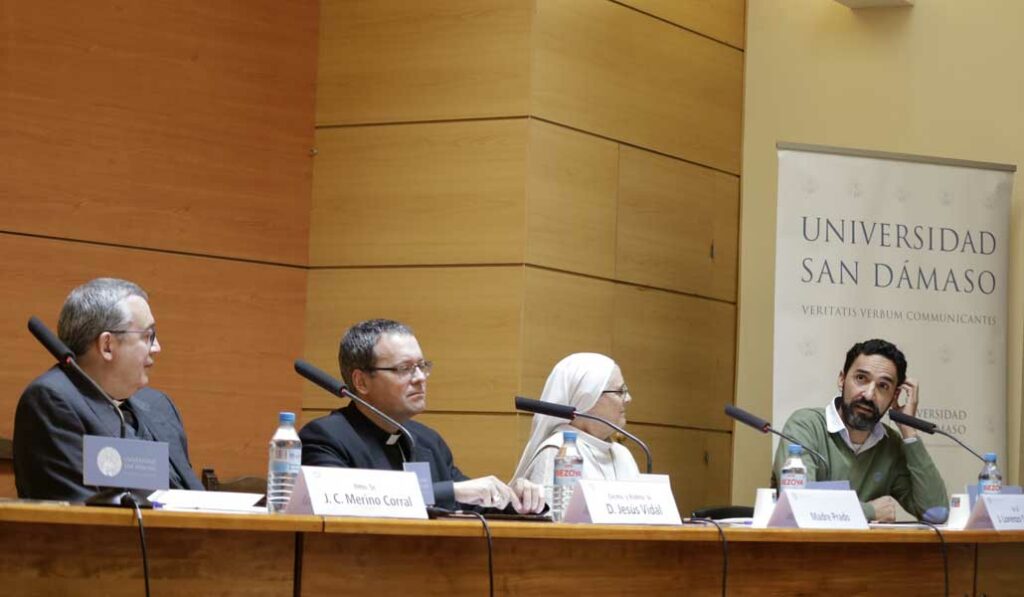 El vicario para el Clero, Juan Carlos Merino; el obispo auxiliar, Jesús Vidal, la madre Prado y Javier Lorenzo