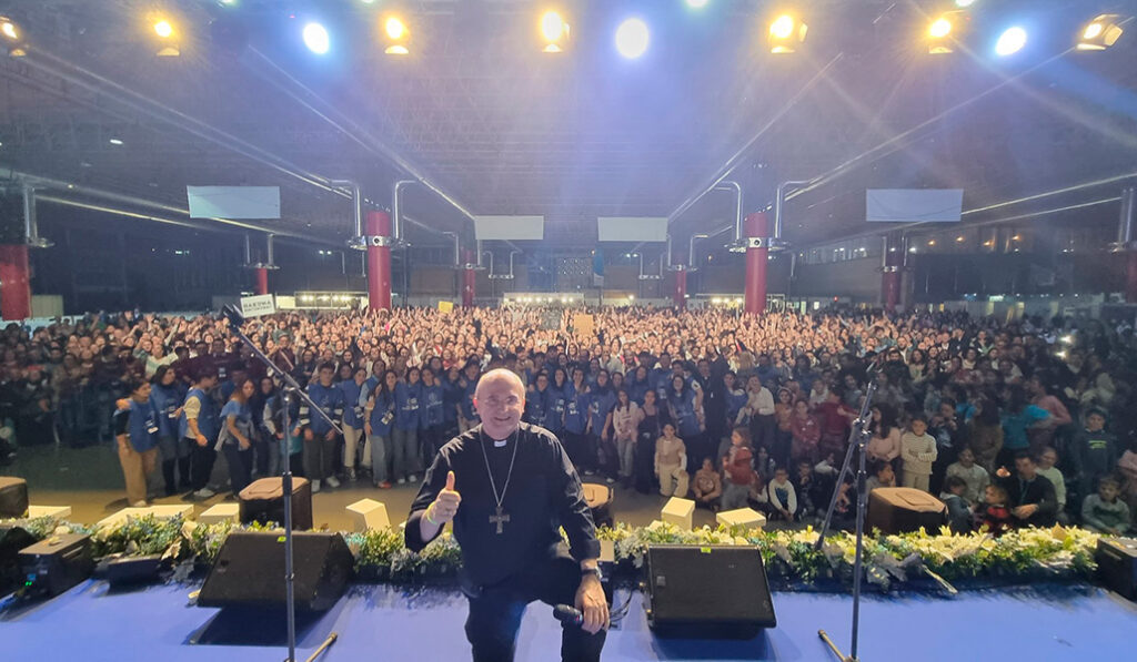 Munilla se hizo una foto con los asistentes al concierto de Hakuna