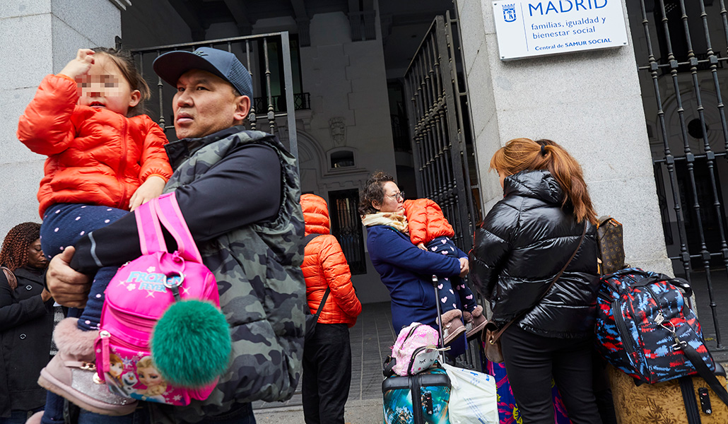 Una familia migrante esperando para ser atendida