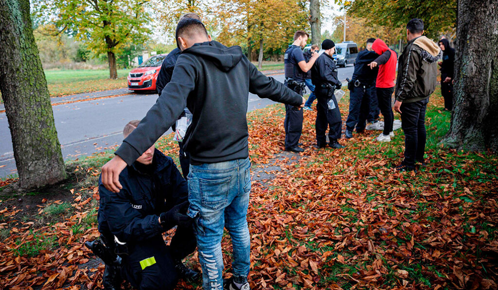 Control en Alemania. Cáritas denuncia que el impulso para cribar a todos los posibles indocumentados fomentará el control de las minorías raciales
