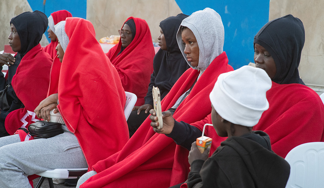 Un grupo de migrantes, tras ser rescatados, el puerto de Gran Tarajal (Fuerteventura)