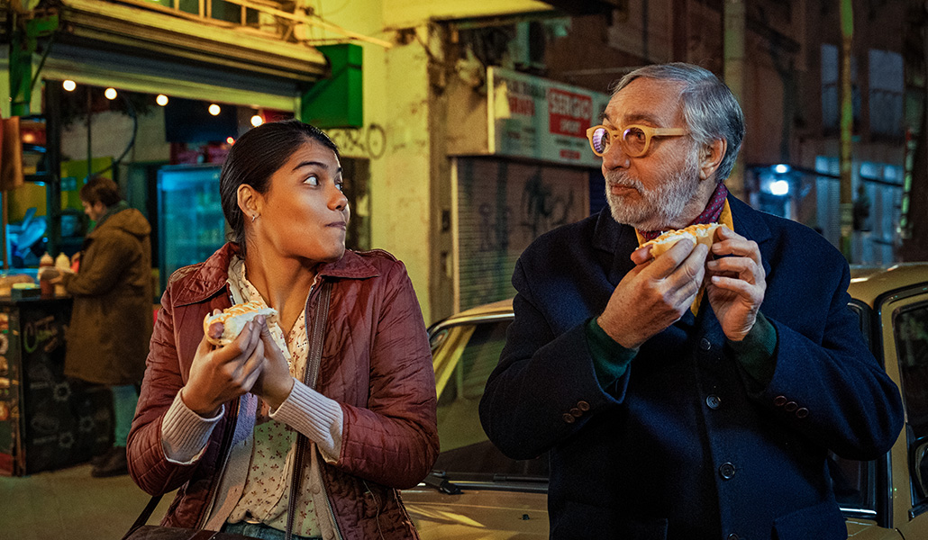 Antonia (Majo Cabrera) junto a Manuel (Luis Brandosi) en un fotograma del capítulo 3
