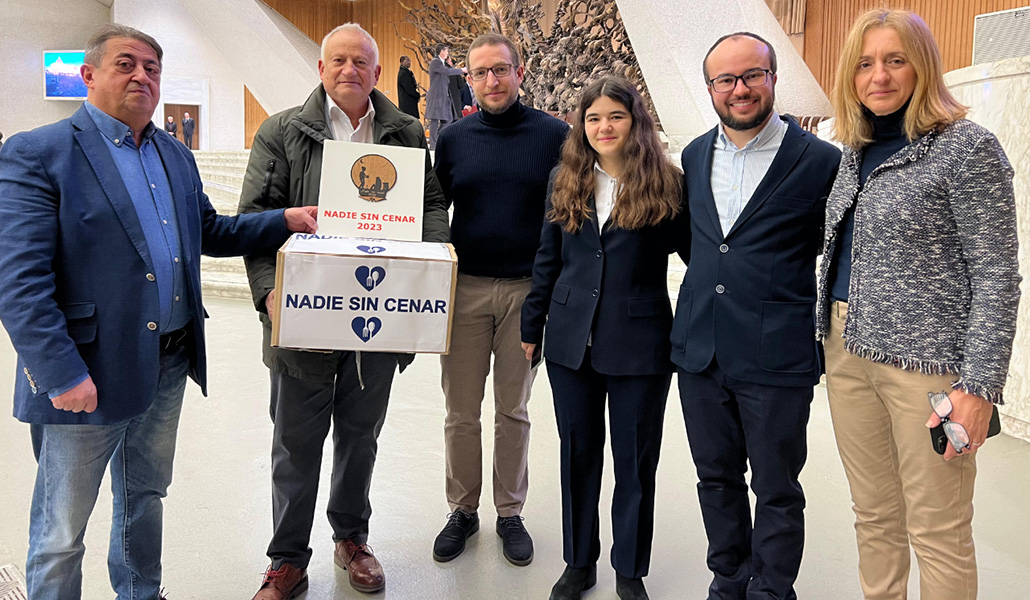 Miembros de Nadie sin cenar tras la audiencia con el Papa Francisco