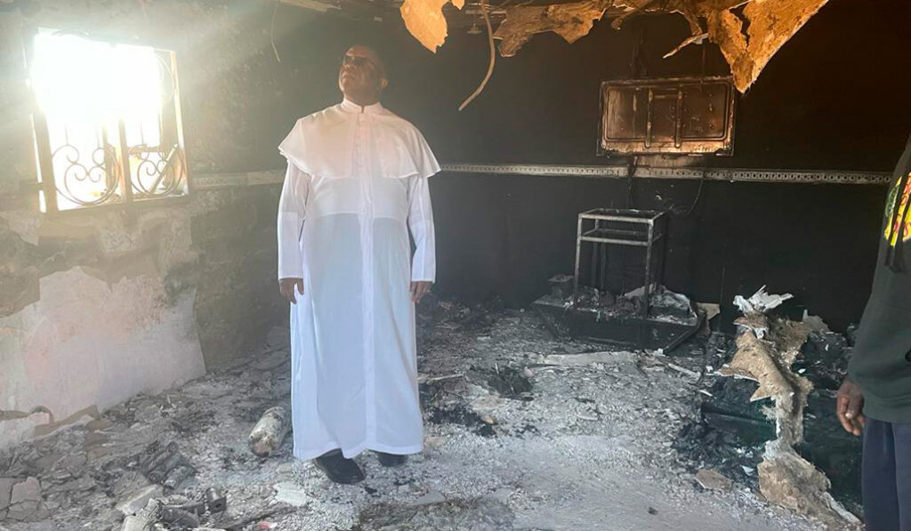 Dewan inspecciona uno de los edificios quemados