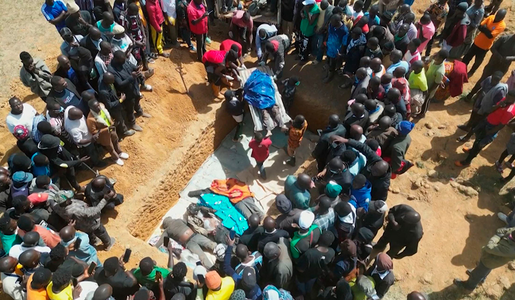 Entierro en una fosa común de los asesinados en la aldea de Maiyanga el 27 de diciembre