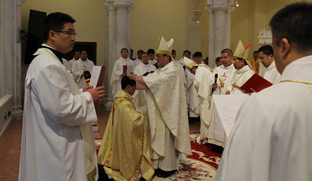 El obispo Antonio Sun Wenjun, durante la ceremonia de su ordenación episcopal en Weifang, en la provincia de Shandong (China)