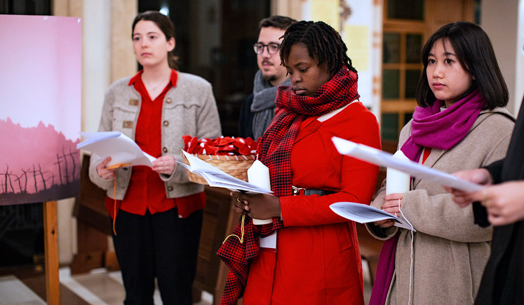 Migrantes en oración por las víctimas de trata