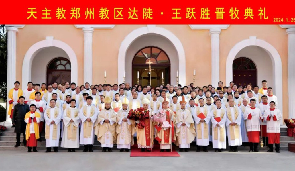 Foto de familia tras la ordenación del obispo