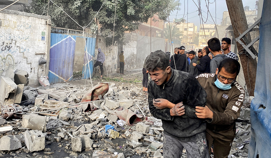 Palestinos tras un ataque israelí en Rafah, en el sur de la Franja de Gaza