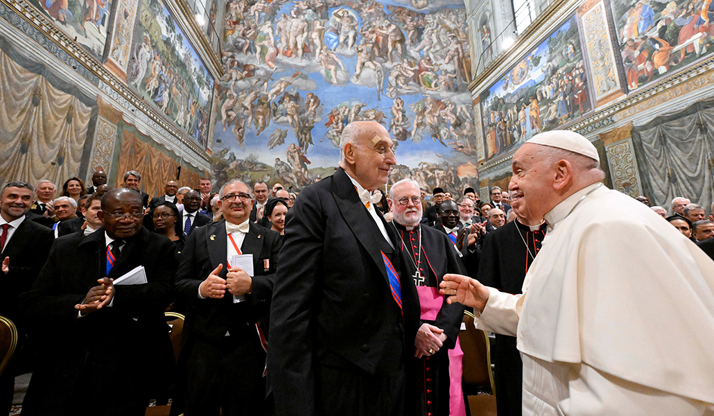El Papa saluda un miembro del Cuerpo Diplomático acreditado ante el Vaticano el pasado 8 de enero