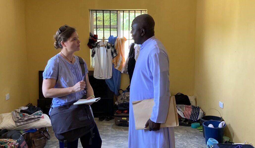 Responsable de Ayuda a la Iglesia Necesitada entrevista a un sacerdote en un seminario de Nigeria