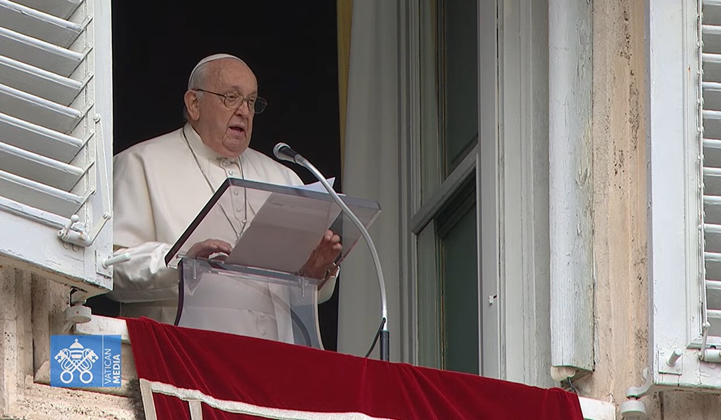 El Papa Francisco rezando el ángelus el 1 de enero de 2024