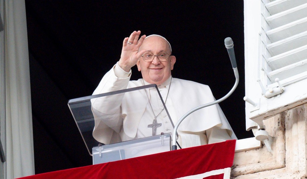Francisco saluda a los fieles y peregrinos congregados en la plaza de San Pedro